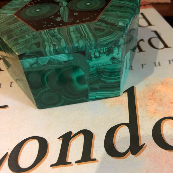 Vintage green butterfly malachite trinket box in pristine condition. - Picture 9 of 10